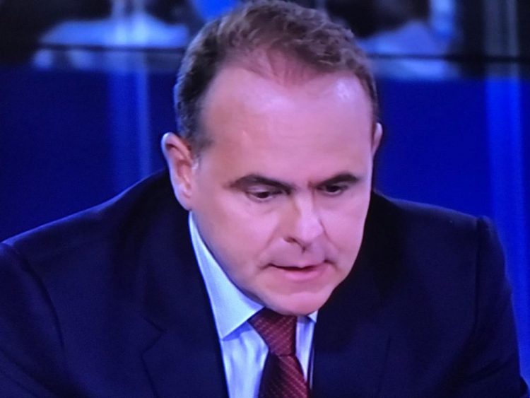 O Οικονόμου «πυροβολεί» την κυβέρνηση