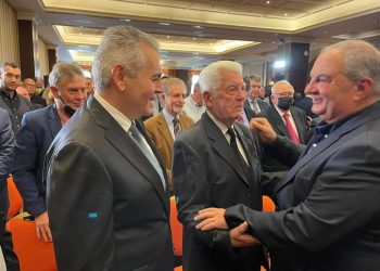Με χειροκροτήματα υποδέχτηκαν τον Κώστα Καραμανλή στην Λάρισα