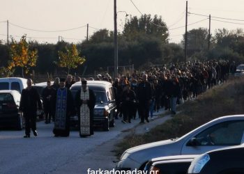 Ανείπωτος πόνος και  θλίψη στην κηδεία του 32χρονου που έχασε τη ζωή του σε τροχαίο δυστύχημα στην Φαρκαδόνα