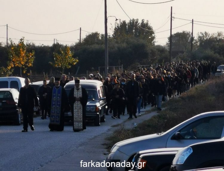 Ανείπωτος πόνος και  θλίψη στην κηδεία του 32χρονου που έχασε τη ζωή του σε τροχαίο δυστύχημα στην Φαρκαδόνα