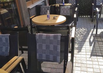 Σβήνουν τις σόμπες και βάζουν κουβερτάκια στις καφετέριες!