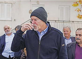 Στα πάτρια εδάφη με τον σκούφο του ο Γιώργος Παπανδρέου