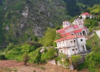 Ροπωτό Τρικάλων: Το χωριό «φάντασμα» της Ελλάδας όπου τα κτίρια έχουν μεγάλη κλίση