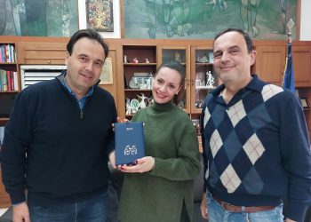 Συμβολικό δώρο στον Δήμαρχο Τρικκαίων για τη συνεργασία για τη Σκλήρυνση κατά Πλάκας