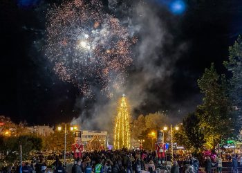 Μαγικά, φωτεινά «Χριστούγεννα στη χώρα των θαυμάτων» Φωταγωγήθηκε το χριστουγεννιάτικο δέντρο στα Τρίκαλα
