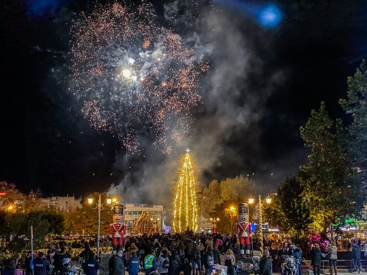 Μαγικά, φωτεινά «Χριστούγεννα στη χώρα των θαυμάτων» Φωταγωγήθηκε το χριστουγεννιάτικο δέντρο στα Τρίκαλα