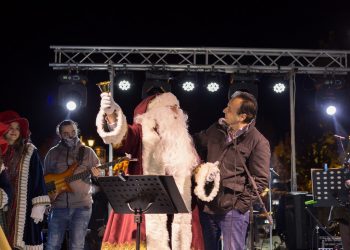 Μαγικά, φωτεινά «Χριστούγεννα στη χώρα των θαυμάτων» Φωταγωγήθηκε το χριστουγεννιάτικο δέντρο στα Τρίκαλα