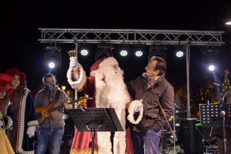 Μαγικά, φωτεινά «Χριστούγεννα στη χώρα των θαυμάτων» Φωταγωγήθηκε το χριστουγεννιάτικο δέντρο στα Τρίκαλα