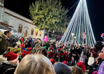 Απόρρητο: Φωταγωγήθηκε το χριστουγεννιάτικο δέντρο στην Φαρκαδόνα
