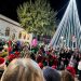 Απόρρητο: Φωταγωγήθηκε το χριστουγεννιάτικο δέντρο στην Φαρκαδόνα