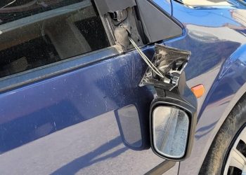 Μεθυσμένος έσπαζε καθρέφτες αυτοκινήτων στα Τρίκαλα