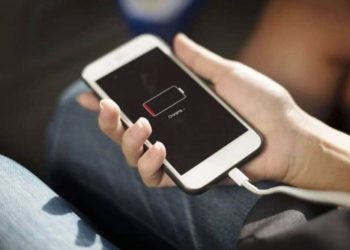 Γιατί δεν πρέπει να αφήνεις τον φορτιστή στην πρίζα αν δεν τον χρησιμοποιείς