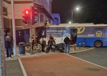 Λεωφορείο καρφώθηκε σε κατάστημα στη Λευκωσία – Τέσσερις τραυματίες