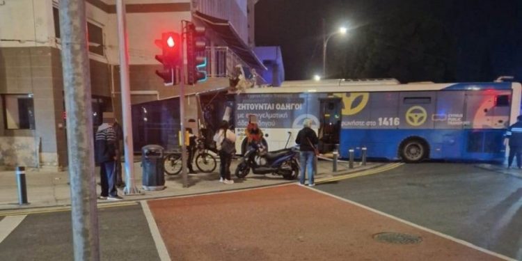 Λεωφορείο καρφώθηκε σε κατάστημα στη Λευκωσία – Τέσσερις τραυματίες