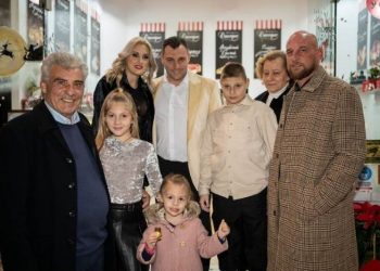 Τα  λαμπερά εγκαίνια του νέου καταστήματος των Ζαχαροπλαστείων  ΟΙΚΟΝΟΜΟΥ
