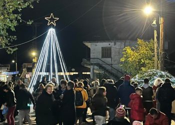 Φωταγωγήθηκε το χριστουγεννιάτικο δέντρο στους Ταξιάρχες