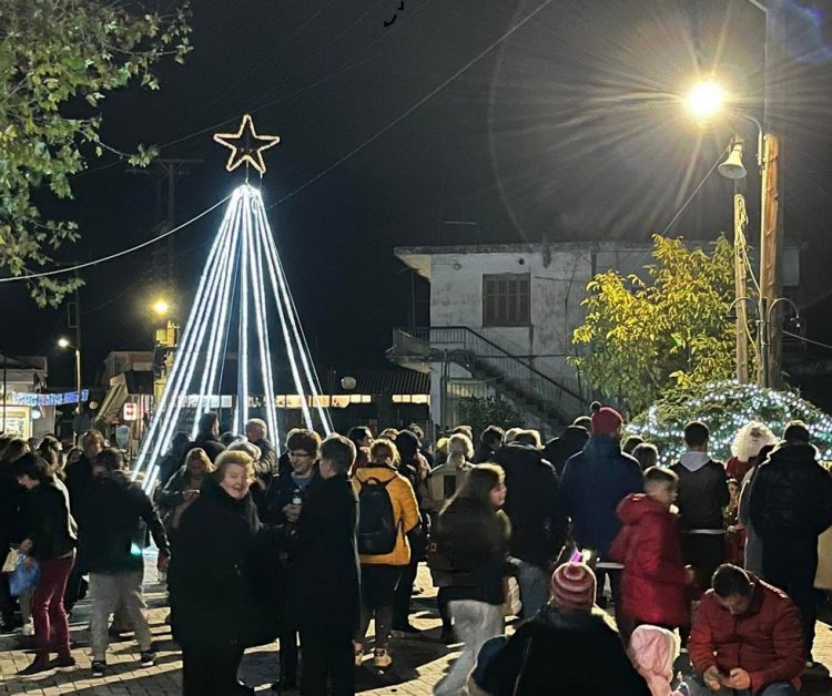 Φωταγωγήθηκε το χριστουγεννιάτικο δέντρο στους Ταξιάρχες