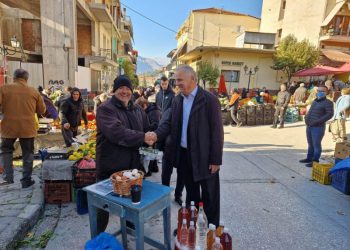 Ευχές Βλαχογιάννη στη λαϊκή αγορά