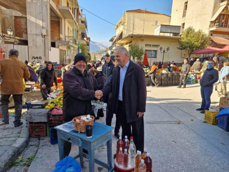Ευχές Βλαχογιάννη στη λαϊκή αγορά