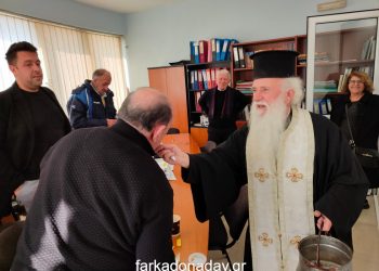 Και τον κόσμον φωτίσας δόξα σοι….