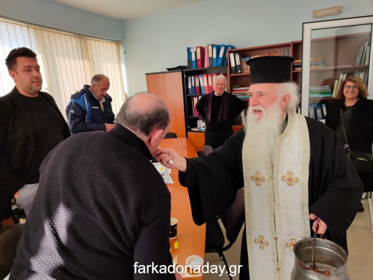 Και τον κόσμον φωτίσας δόξα σοι….