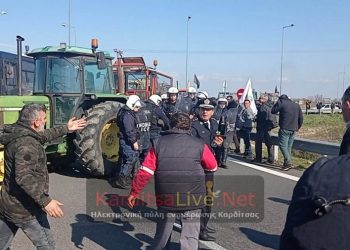 Επεισόδια και δακρυγόνα ανάμεσα σε αγρότες και αστυνομικούς στον κόμβο του Ε65