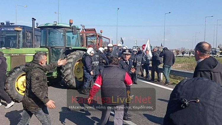 Επεισόδια και δακρυγόνα ανάμεσα σε αγρότες και αστυνομικούς στον κόμβο του Ε65