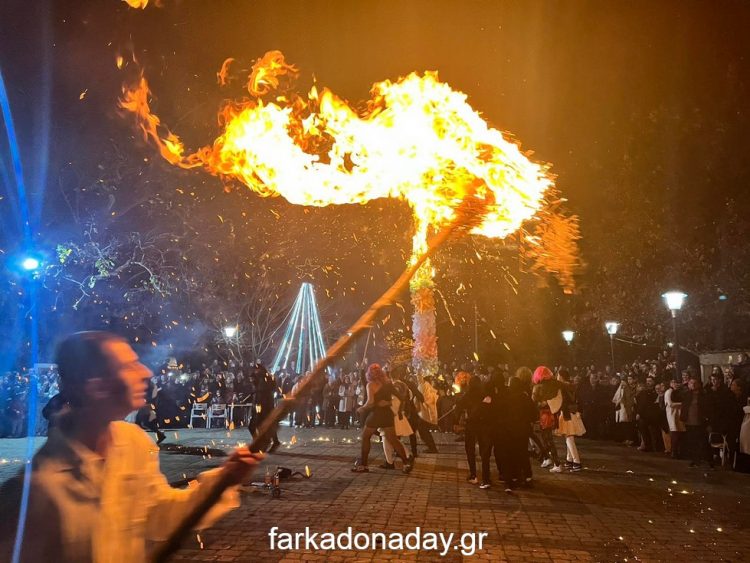 Το κάψιμο του «καβουκιού» συγκέντρωσε πλήθος κόσμου στο Ζάρκο