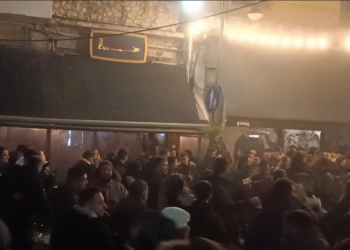 Λάρισα: Το πιο «τρελό» κλείσιμο μαγαζιού έγινε με πέταγμα τραπεζιών και σπασμένα πιάτα