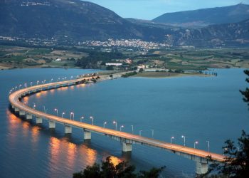 Βέροια: Έριξε το βρέφος στον παγωμένο Αλιάκμονα και πήγε σε ξενοδοχείο – Το χρονικό έως την ομολογία της μητέρας