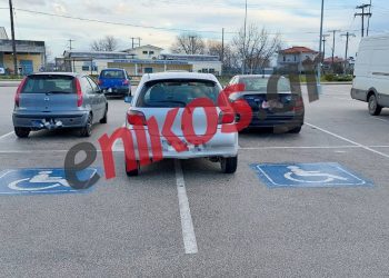 Παρκάρισμα για… Όσκαρ γαϊδουριάς στα Τρίκαλα – Έκλεισε δύο θέσεις στάθμευσης για ΑμεΑ