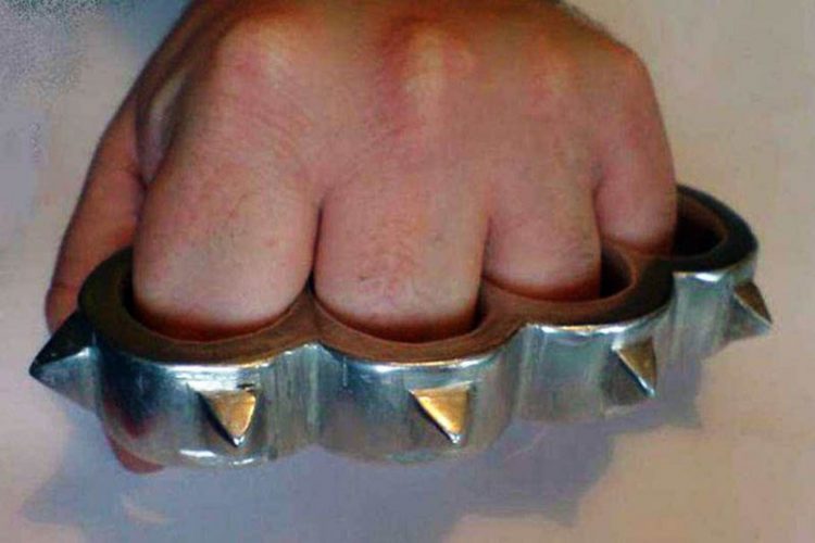 Συνελήφθη ένας άνδρας στα Τρίκαλα με χασίς και σιδερογροθιά