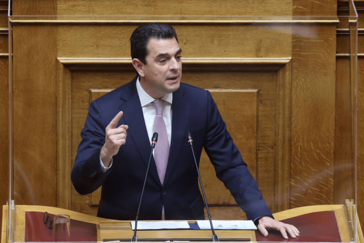 Σκρέκας από το βήμα της Βουλής: «Πράξη απελπισίας η πρόταση μομφής του ΣΥΡΙΖΑ»