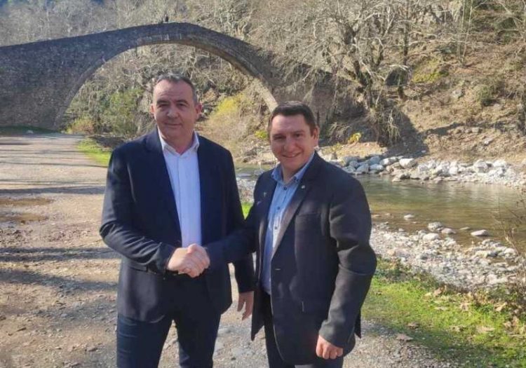 Κι επίσημα μαζί!