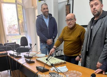 Κοπή βασιλόπιτας της Δημοτικής Αρχής με τους υπαλλήλους του Δήμου Φαρκαδόνας