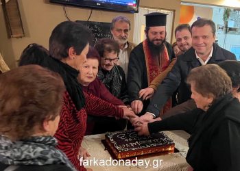 Οι ηλικιωμένοι της Κρήνης  έκοψαν την πρωτοχρονιάτικη πίτα τους