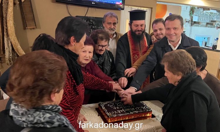 Οι ηλικιωμένοι της Κρήνης  έκοψαν την πρωτοχρονιάτικη πίτα τους