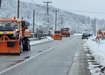 120 μηχανήματα της Περιφέρειας επιχειρούν στο οδικό δίκτυο με αποχιονισμούς παντού όπου υπάρχει ανάγκη