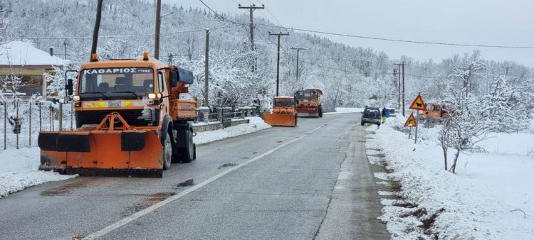 120 μηχανήματα της Περιφέρειας επιχειρούν στο οδικό δίκτυο με αποχιονισμούς παντού όπου υπάρχει ανάγκη