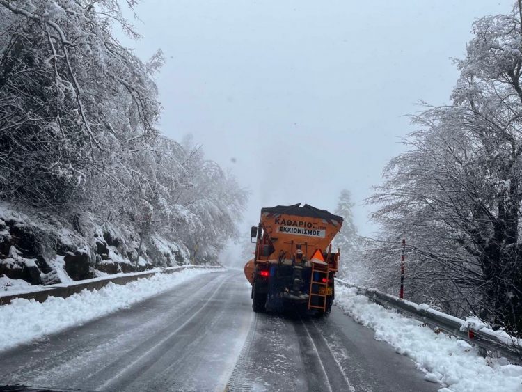 120 μηχανήματα της Περιφέρειας επιχειρούν στο οδικό δίκτυο με αποχιονισμούς παντού όπου υπάρχει ανάγκη