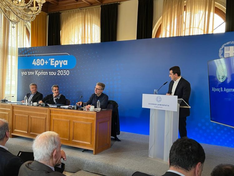 Ο Πρωθυπουργός δεν πάει πουθενά χωρίς… τον Σκρέκα