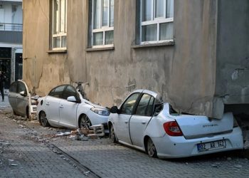 Τουρκία: Κτίριο ανασηκώθηκε από τον σεισμό και «προσγειώθηκε» πάνω σε αυτοκίνητα