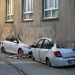 Τουρκία: Κτίριο ανασηκώθηκε από τον σεισμό και «προσγειώθηκε» πάνω σε αυτοκίνητα