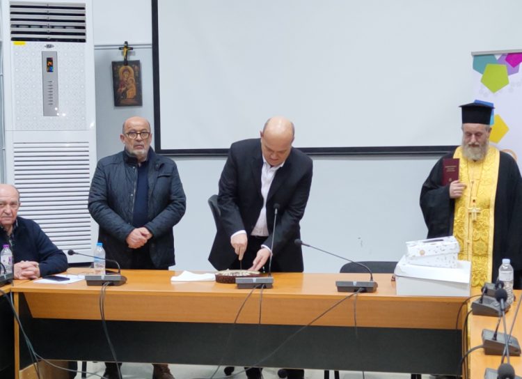 Το Δημοτικό Συμβούλιο Φαρκαδόνας έκοψε την πρωτοχρονιάτικη πίτα