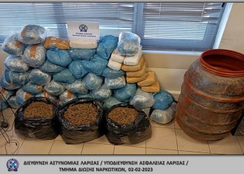 Λάρισα: Έθαψαν βαρέλια με 71 κιλά κάνναβης – Εντυπωσιακές εικόνες από την επιχείρηση της ΕΛ.ΑΣ.