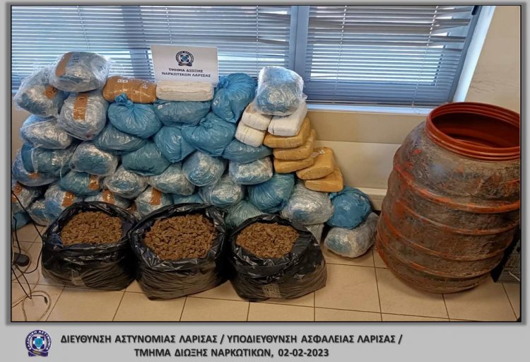 Λάρισα: Έθαψαν βαρέλια με 71 κιλά κάνναβης – Εντυπωσιακές εικόνες από την επιχείρηση της ΕΛ.ΑΣ.
