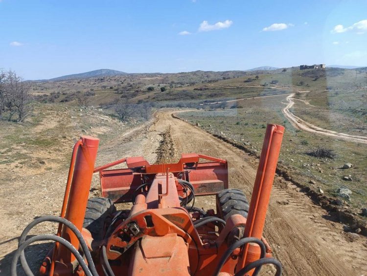 Η δημοτική αρχή καθαρίζει και συντηρεί κτηνοτροφικούς και αγροτικούς δρόμους στο Γριζάνο