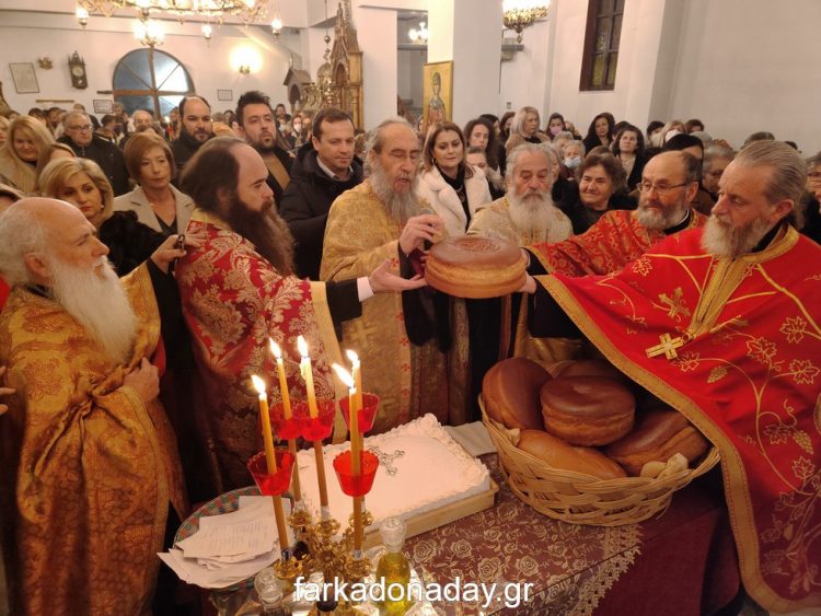 Πλήθος πιστών στον Εσπερινό του Αγίου Χαραλάμπους στο Κεραμίδι