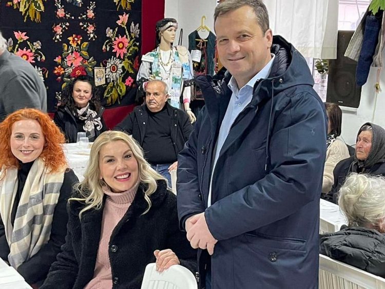 Ο Λιούτας δίπλα στους συμπολίτες μας τιμώντας τους συλλόγους για την προσφορά τους