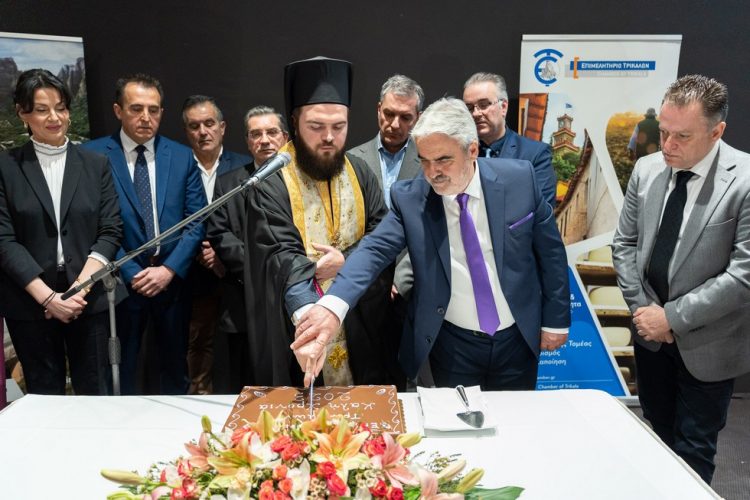 «Λαοθάλασσα» στην κοπή πίτας του Επιμελητηρίου Τρικάλων